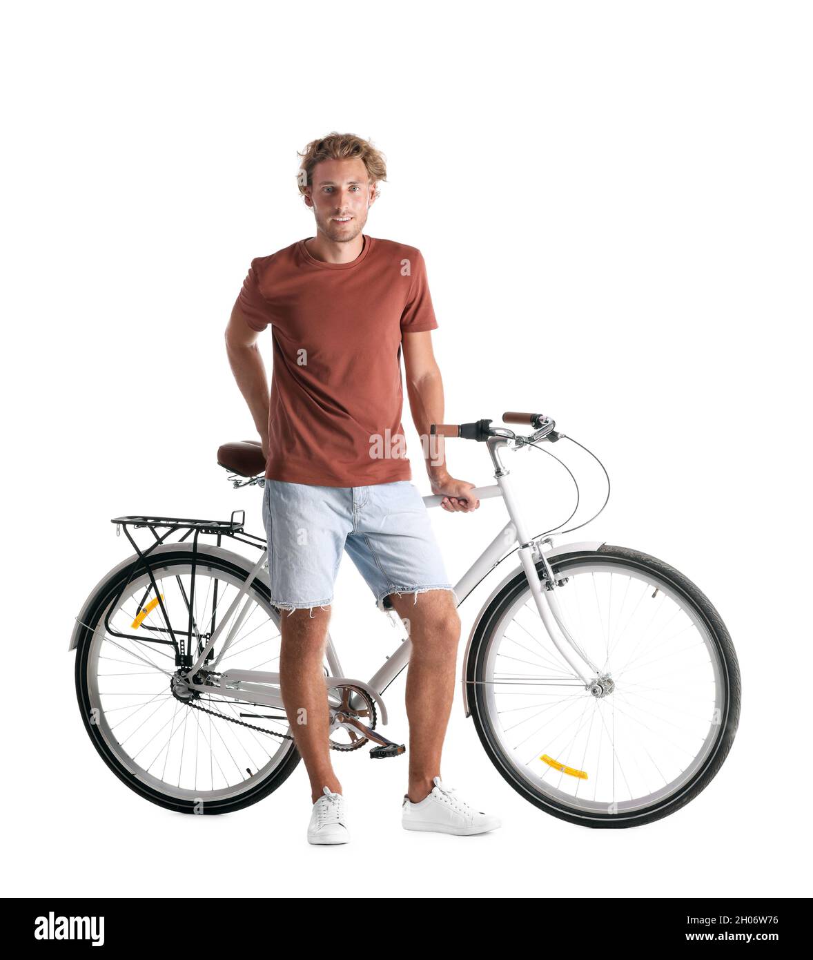 Beau jeune homme avec vélo sur fond blanc Photo Stock - Alamy