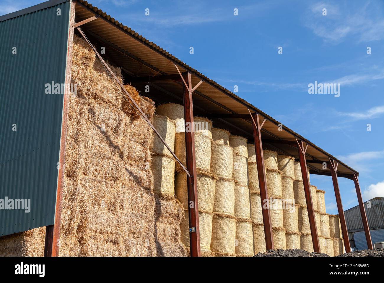 Balles de foin empilées dans une ferme de Fife, en Écosse Banque D'Images