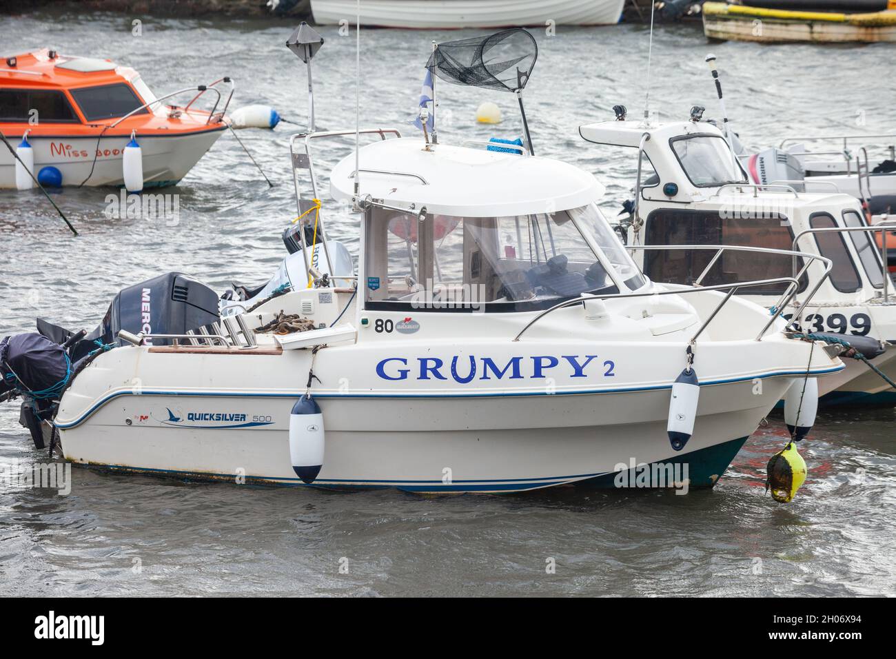 Un bateau appelé grumpy dans un port de Fife Banque D'Images
