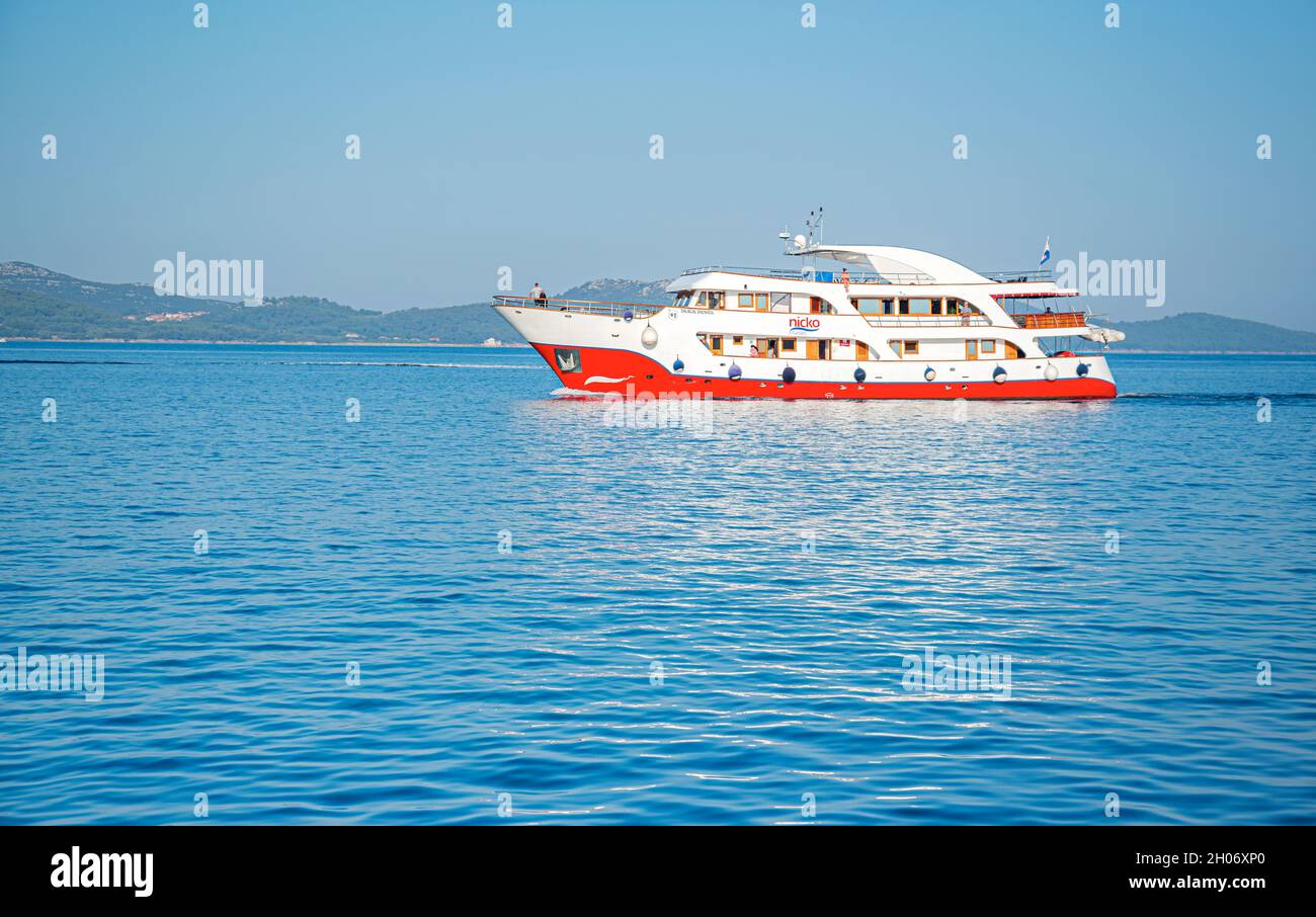 Le navire entre dans le port de Zadar, en Croatie. Banque D'Images