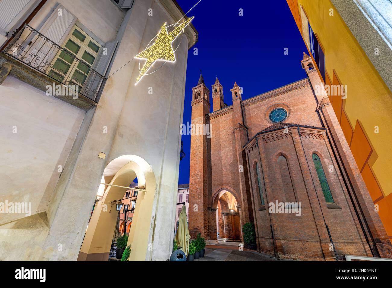 Illuminations de Noël et cathédrale San Lorenzo (alias Duomo) dans la soirée dans la petite ville d'Alba, Piémont, Italie du Nord. Banque D'Images