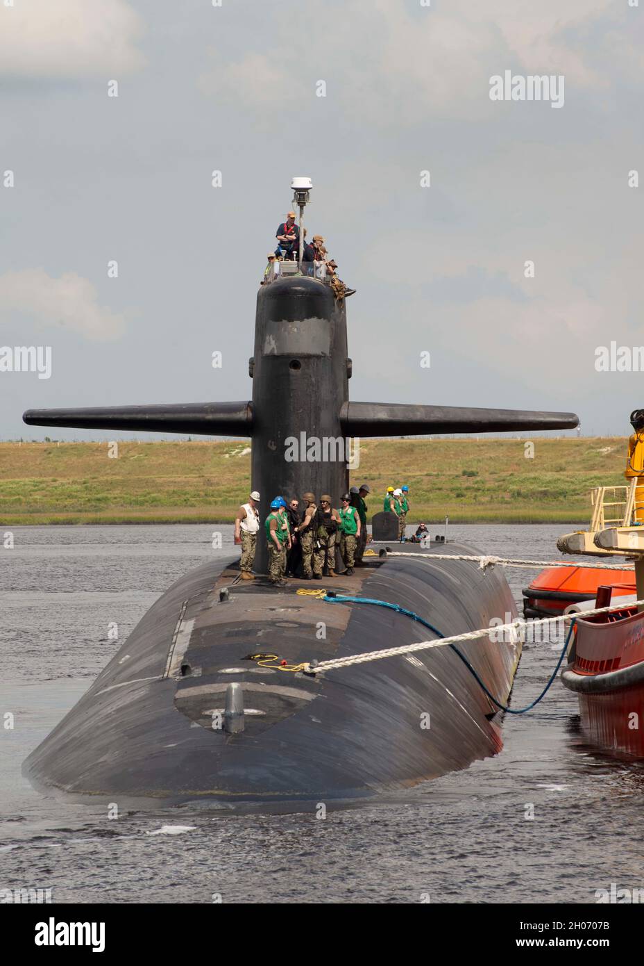 Kings Bay, États-Unis.01 octobre 2021.Le sous-marin de missile balistique de classe Ohio de la Marine américaine USS Alaska est guidé à travers la baie Cumberland lorsqu'il retourne à homeport à la base sous-marine navale de Kings Bay après un déploiement de six mois le 1er octobre 2021 à Kings Bay, en Géorgie.Crédit : MC1 Ashley Berumen/États-UnisNavy/Alamy Live News Banque D'Images