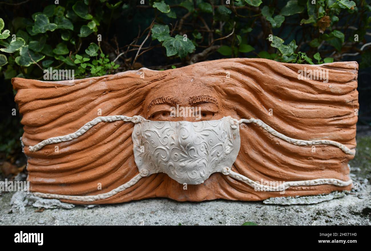 Les artistes décrivent la femme portant le masque facial du virus pandémique Covid 19 2021 Banque D'Images