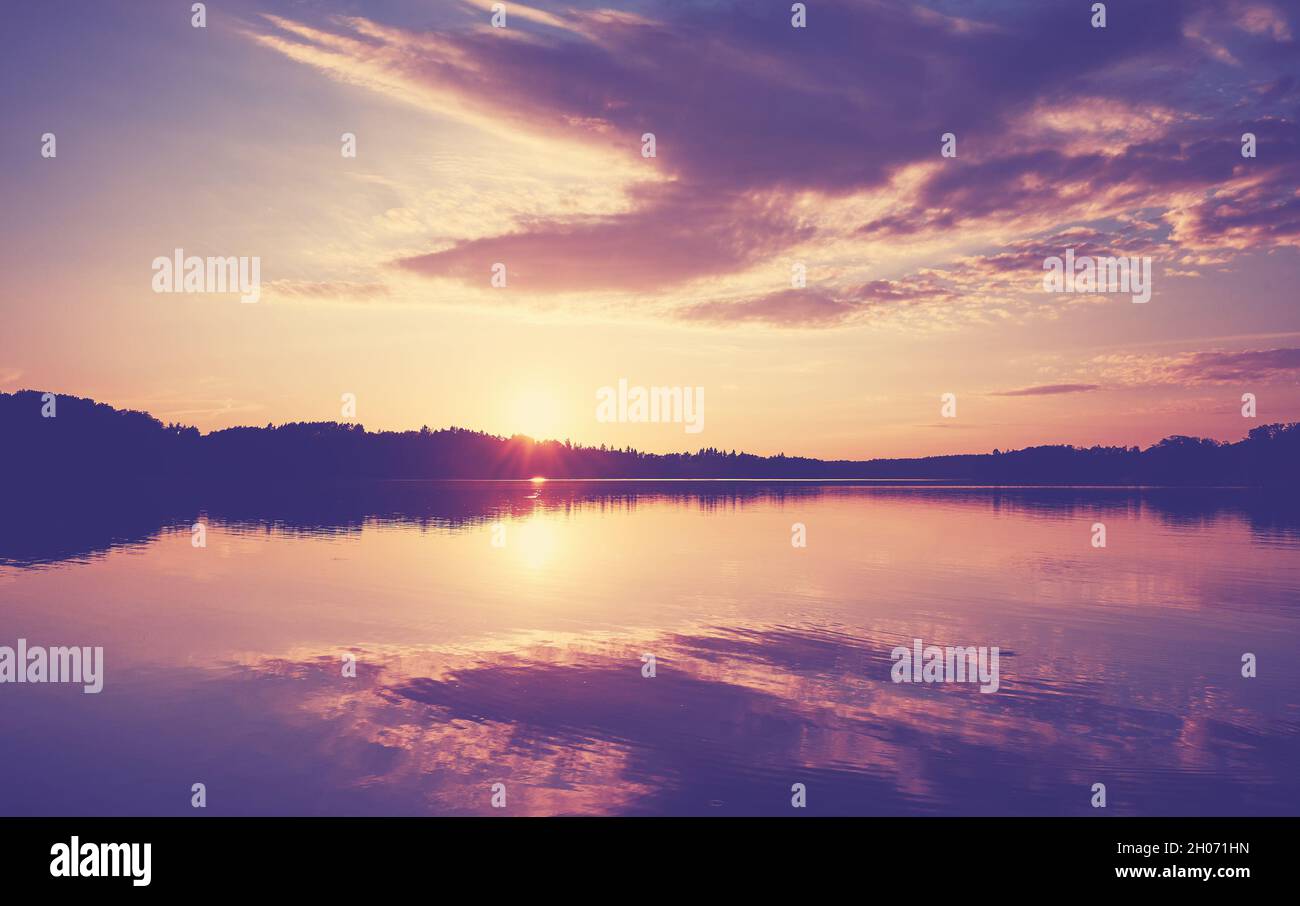 Coucher de soleil pittoresque sur le lac, tons de couleurs appliqués. Banque D'Images