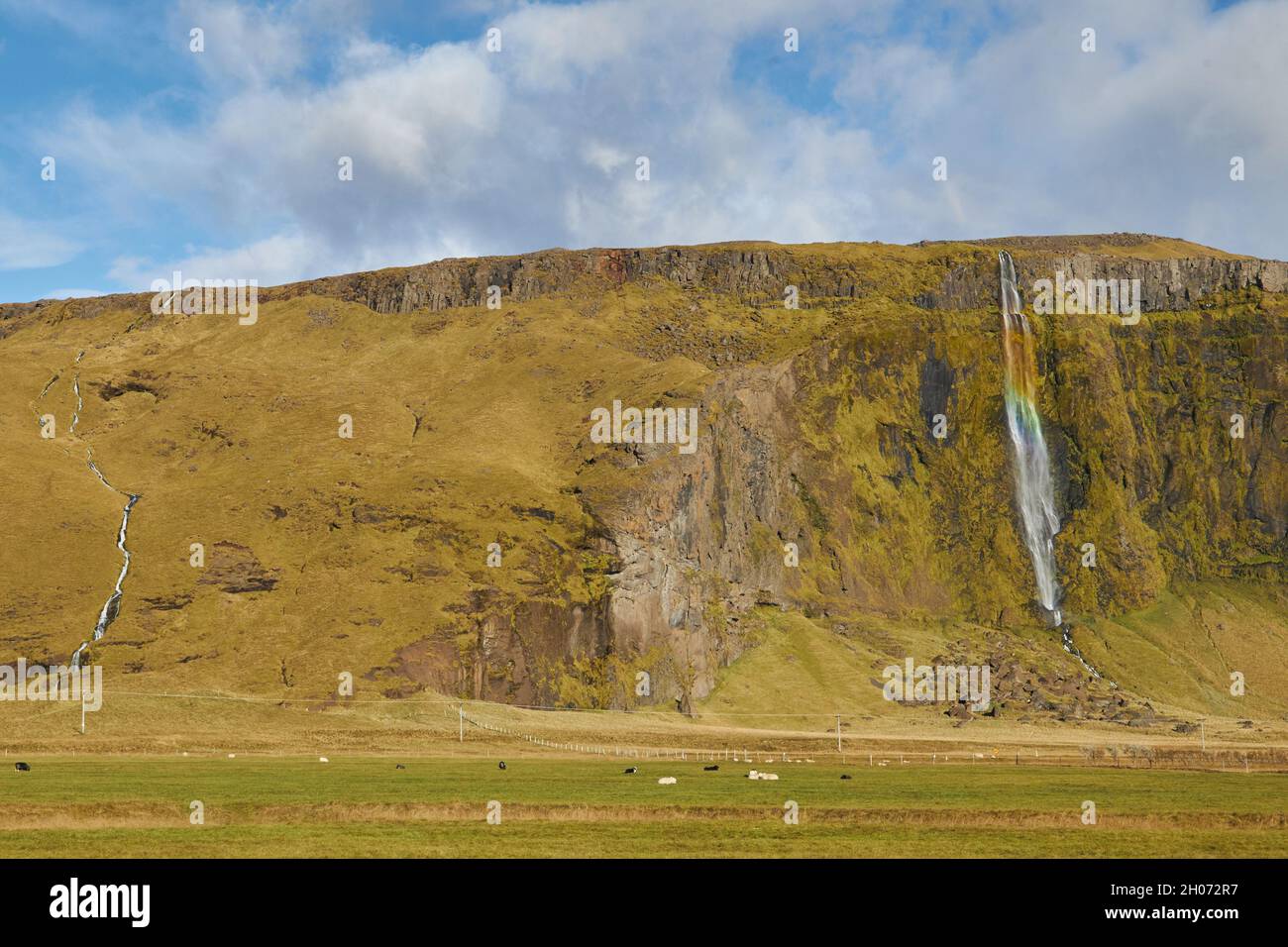 Arc-en-ciel islandais d'automne au monument de la cascade de seljalandsfoss Banque D'Images Arc-en-ciel islandais d'automne au monument de la cascade de seljalandsfoss Banque D'Images