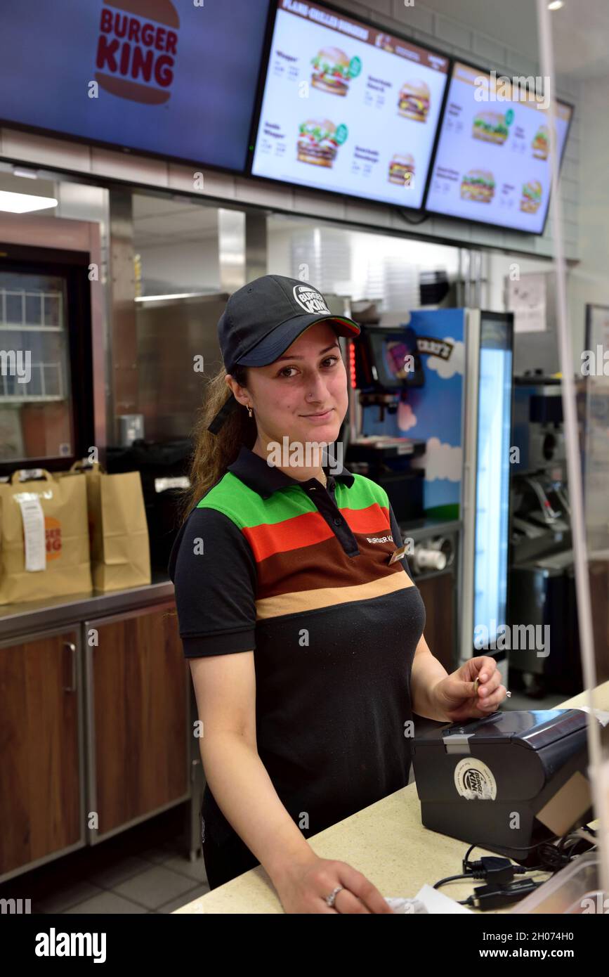 Jeune femme attirante travaillant dans le magasin de restauration rapide Burger King, Royaume-Uni Banque D'Images