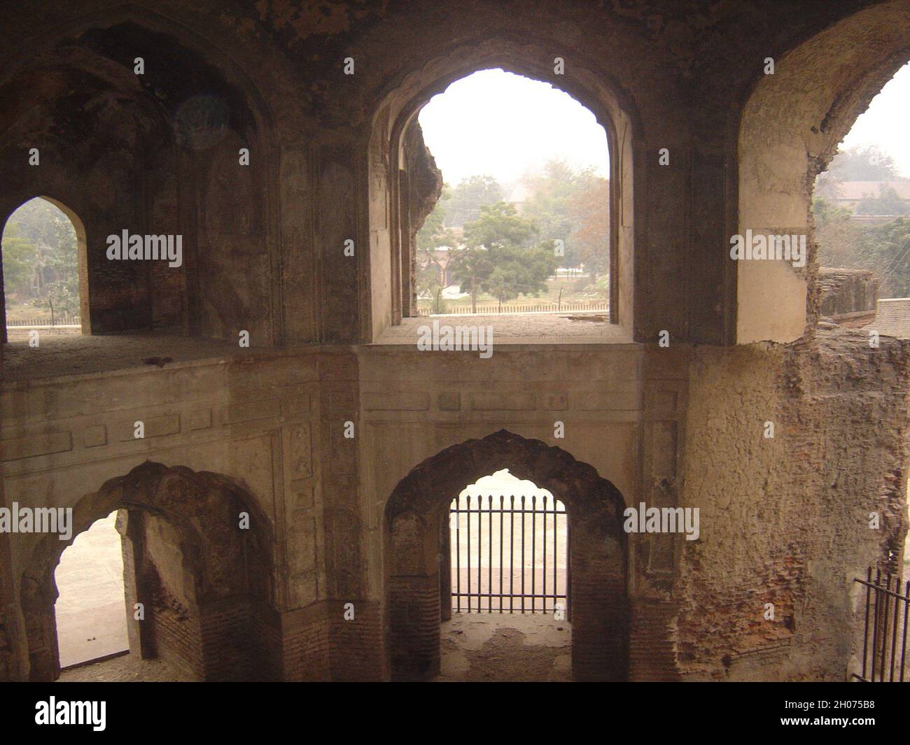 Vue intérieure sur la tombe de Khan-e-Jahan Bahadur Zafar Jang Kokaltash.Kokaltash était amon les nobles de l'empereur Mughal Aurangzeb Alamgir.Il est mort en 1697 et le tombeau doit avoir été construit dans la même période.Le mausolée est octogonal en plan avec de hautes arches de chaque côté et se tient sur une plate-forme octogonale.L'ensemble du bâtiment est construit en briques coupées sans aucune utilisation de pierre de sable rouge qui le rend important parmi les bâtiments de cette période dans la ville de Lahore, Pakistan.3 février 2007. Banque D'Images