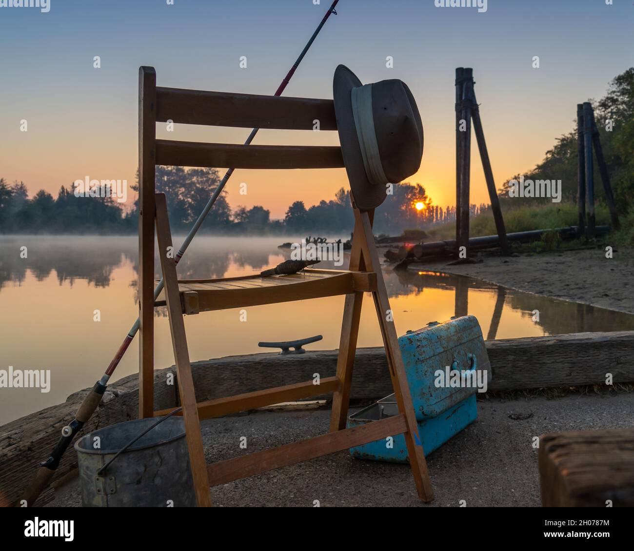 Pêche au lever du soleil sur la rivière Snohomish, Lowell Park - Everett Washington Banque D'Images