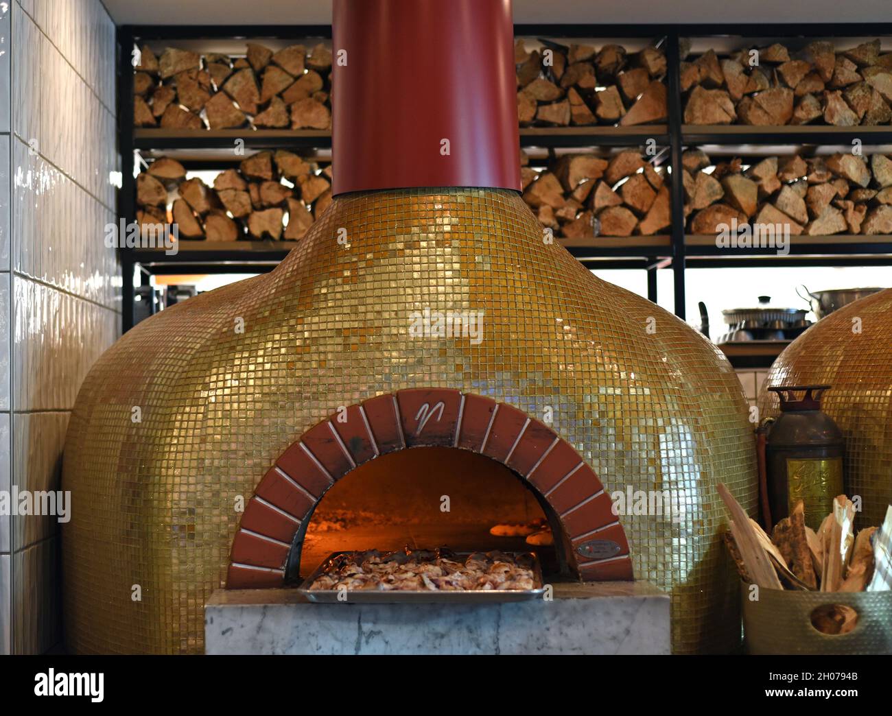 Un four à pizza recouvert de carrelage au bois dans un restaurant de Winnipeg, au Manitoba, au Canada Banque D'Images