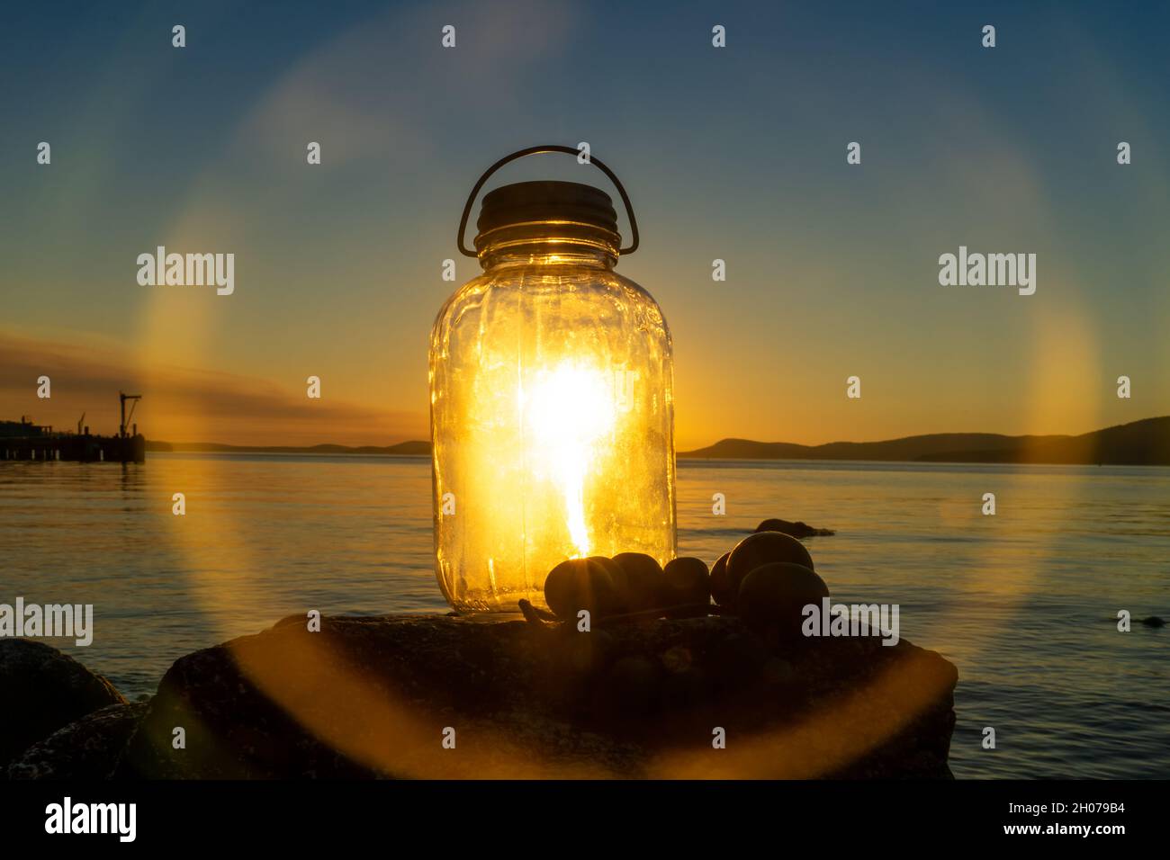 Lanterne en verre rétro illuminée depuis le coucher du soleil Banque D'Images