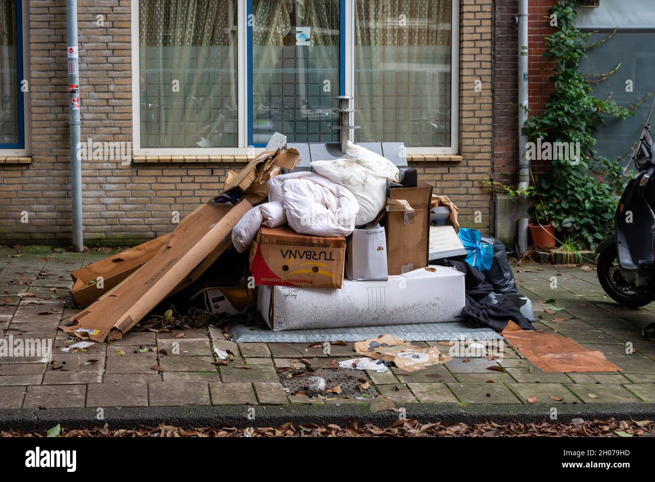 Amsterdam, Hollande du Nord, pays-Bas, 03.10.2021, les piles de déchets dans les rues d'Amsterdam Banque D'Images