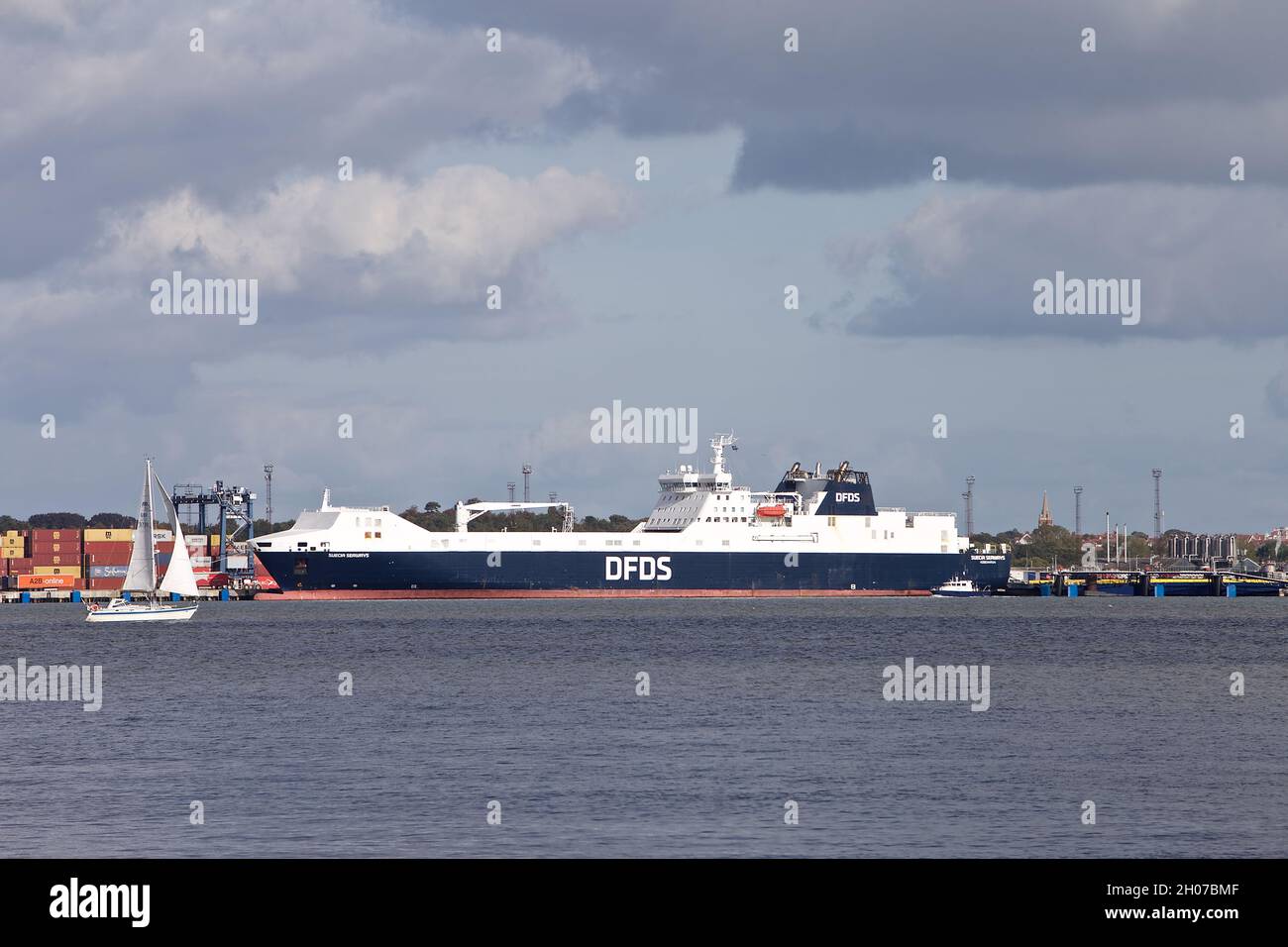RO-RO (Roll On - Roll Off) navire de cargaison Suecia Seaways amarré au terminal RO-RO 4, port de Felixstowe, Suffolk, Royaume-Uni Banque D'Images