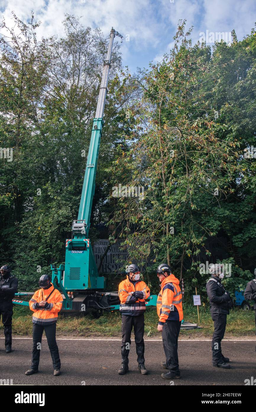 Wendover, Angleterre, Royaume-Uni 10 octobre 2021.Dans les premières heures du dimanche matin, environ 100 membres de l'équipe nationale d'expulsion (NET) et de la police arrivent pour expulser les manifestants de Stop HS2 du camp de résistance actif de Wendover.Le camp, qui est actif depuis deux ans, a été l'un des derniers grands camps de protestation restants à être expulsé.Des manifestants dans une partie du camp connue sous le nom de « cage » enfermés dans une cabane dans les arbres et une baignoire perchée au-dessus du sol sur une plate-forme surélevée.Les quatre ont été retirés et ont quitté sans arrestation ni inculpation. Banque D'Images