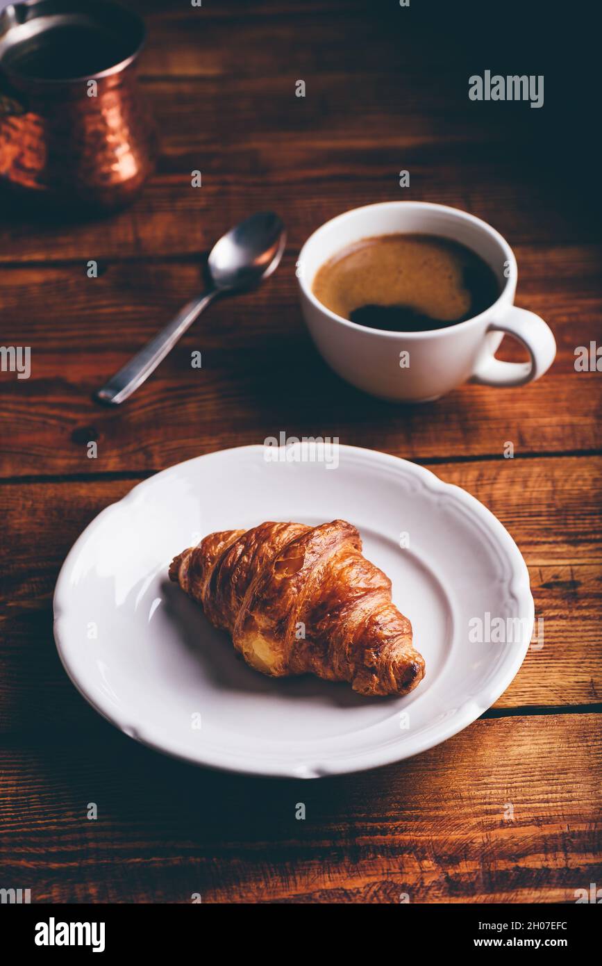Café turc et croissant pour le petit déjeuner sur une table en bois Banque D'Images