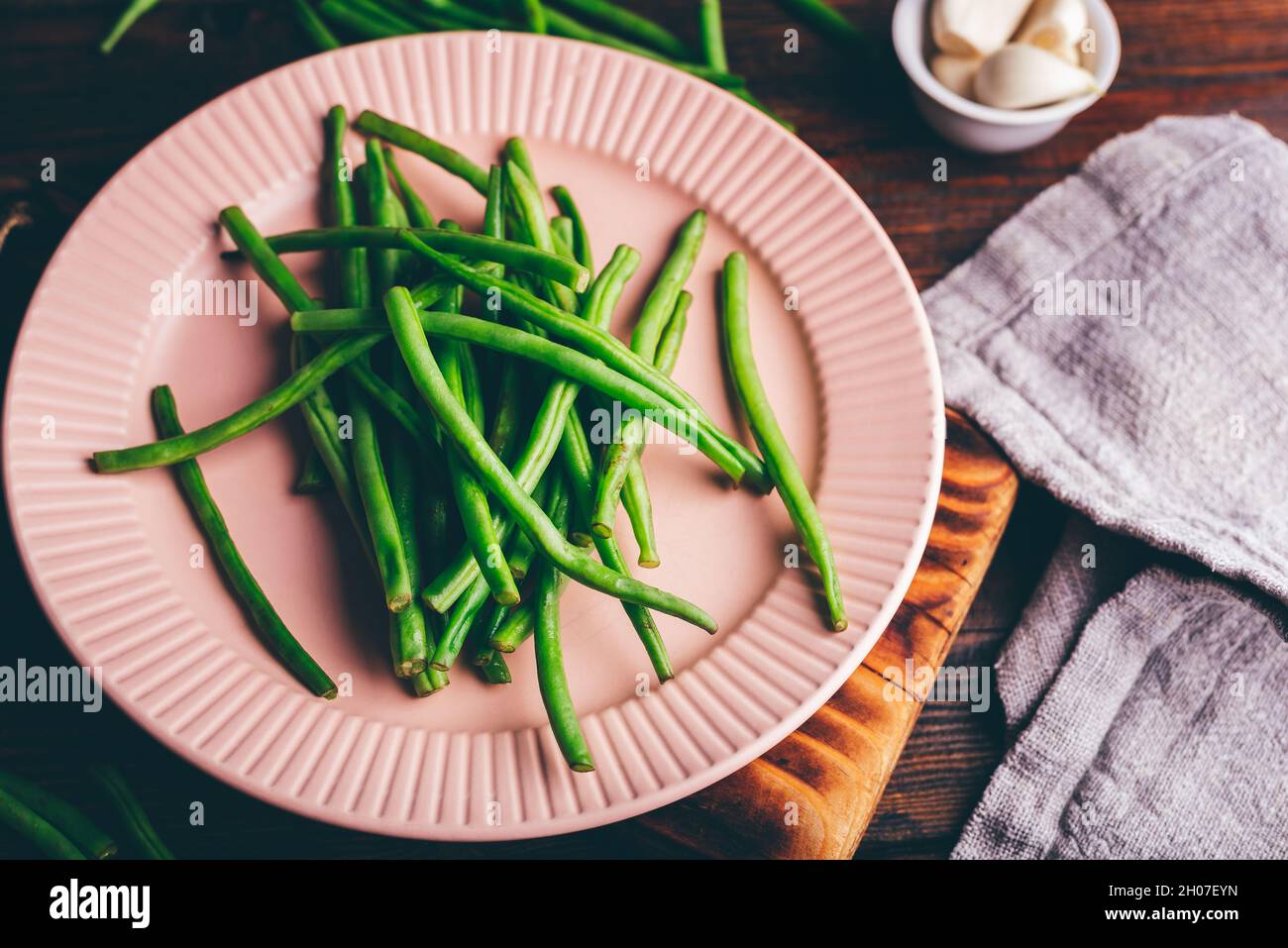 Tas de haricots verts frais sur la plaque ​Ready pour la cuisson Banque D'Images