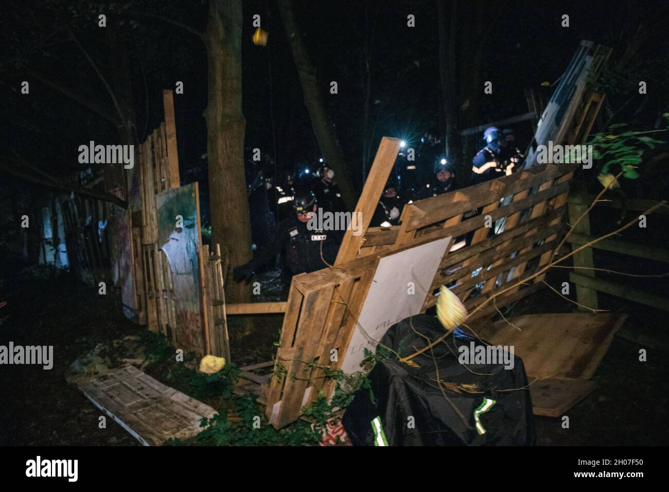 Wendover, Angleterre, Royaume-Uni 10 octobre 2021.Dans les premières heures du dimanche matin, environ 100 membres de l'équipe nationale d'expulsion (NET) et de la police arrivent pour expulser les manifestants de Stop HS2 du camp de résistance actif de Wendover.Le camp, qui est actif depuis deux ans, a été l'un des derniers grands camps de protestation restants à être expulsé.Des manifestants dans une partie du camp connue sous le nom de « cage » enfermés dans une cabane dans les arbres et une baignoire perchée au-dessus du sol sur une plate-forme surélevée.Les quatre ont été retirés et ont quitté sans arrestation ni inculpation. Banque D'Images