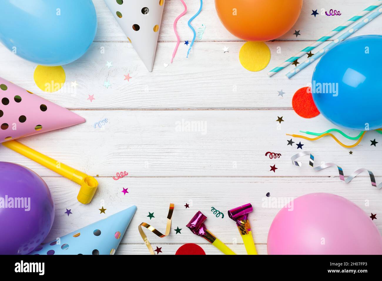 Composition De Dessus De Plat Avec Articles De Fete D Anniversaire Sur Fond De Bois Photo Stock Alamy Composition De Dessus De Plat Avec Articles De Fete D Anniversaire Sur Fond De Bois Photo Stock Alamy