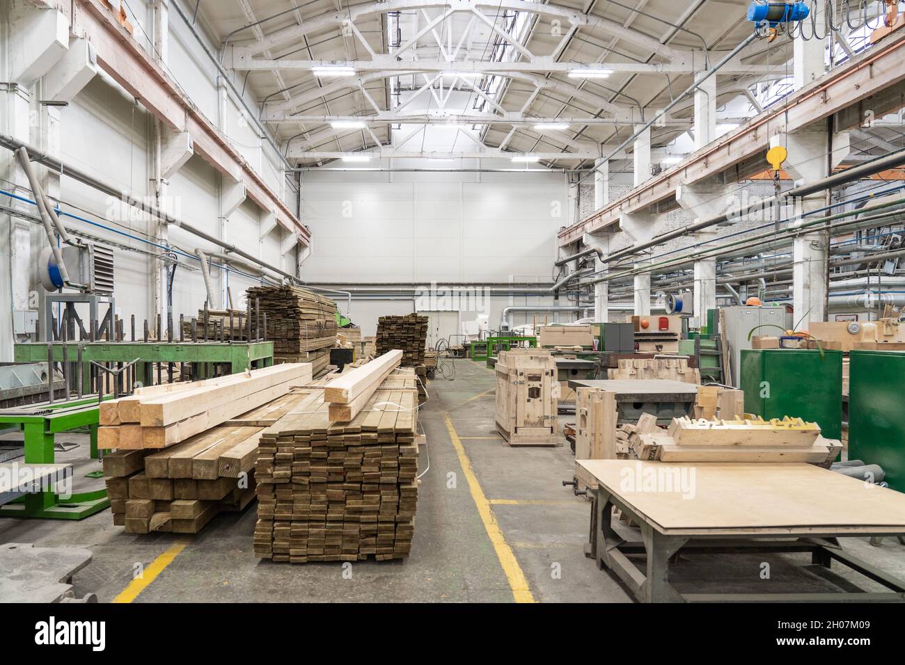 Atelier intérieur d'usine avec des piles de bois pour la fabrication de moules et de machines-outils de menuiserie. Banque D'Images