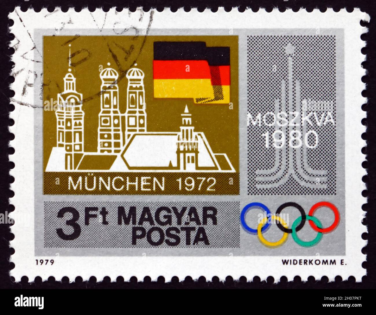 HONGRIE - VERS 1979 : un timbre imprimé en Hongrie montre l'emblème de Moscou '80 et l'église notre-Dame, Munich et le drapeau allemand, vers 1979 Banque D'Images