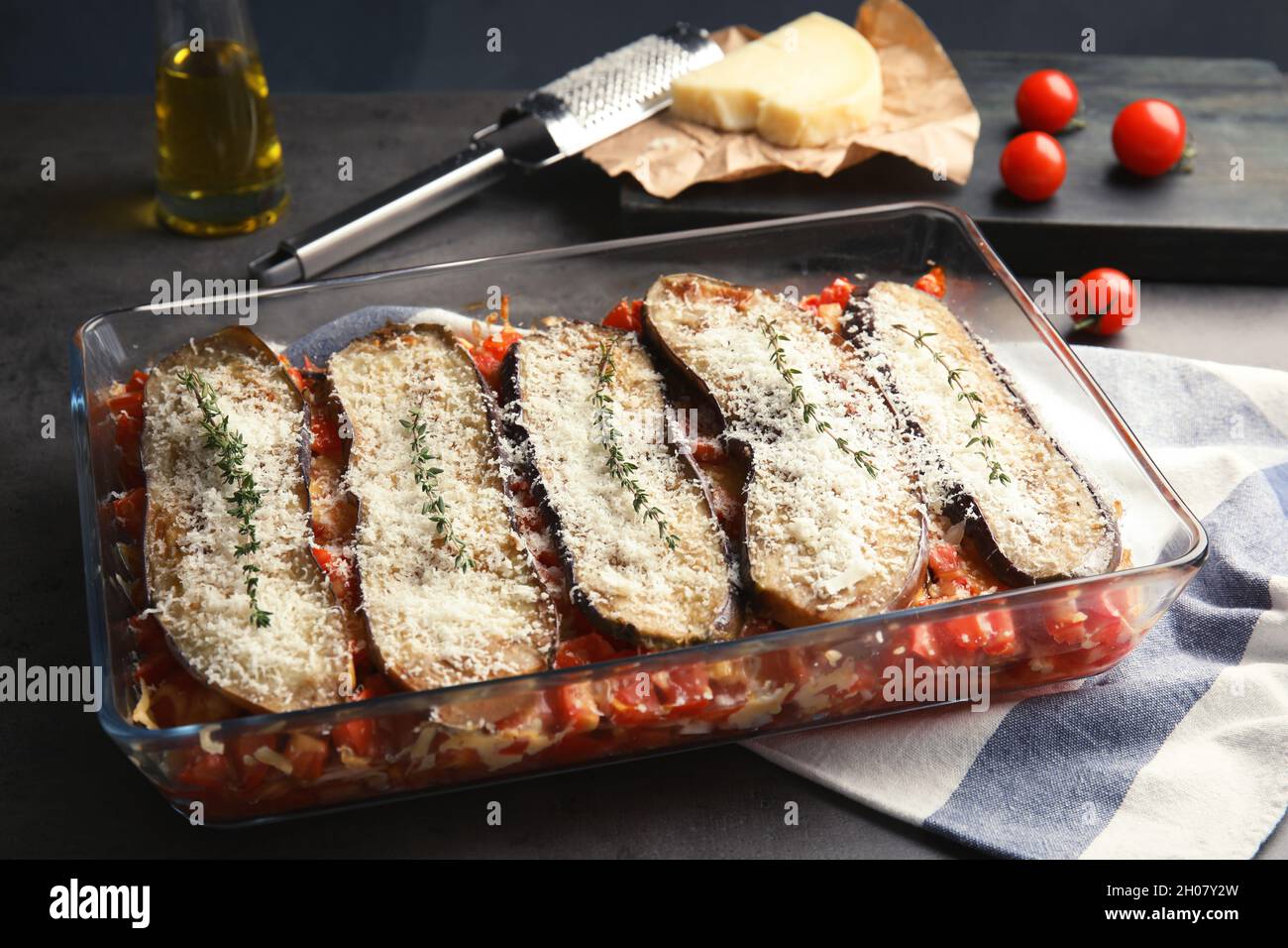 Aubergine cuite au four avec tomates et fromage dans la vaisselle sur la  table Photo Stock - Alamy