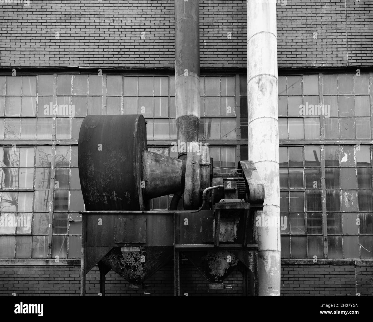 Machines anciennes rouillées en dehors de l'usine abandonnée Banque D'Images