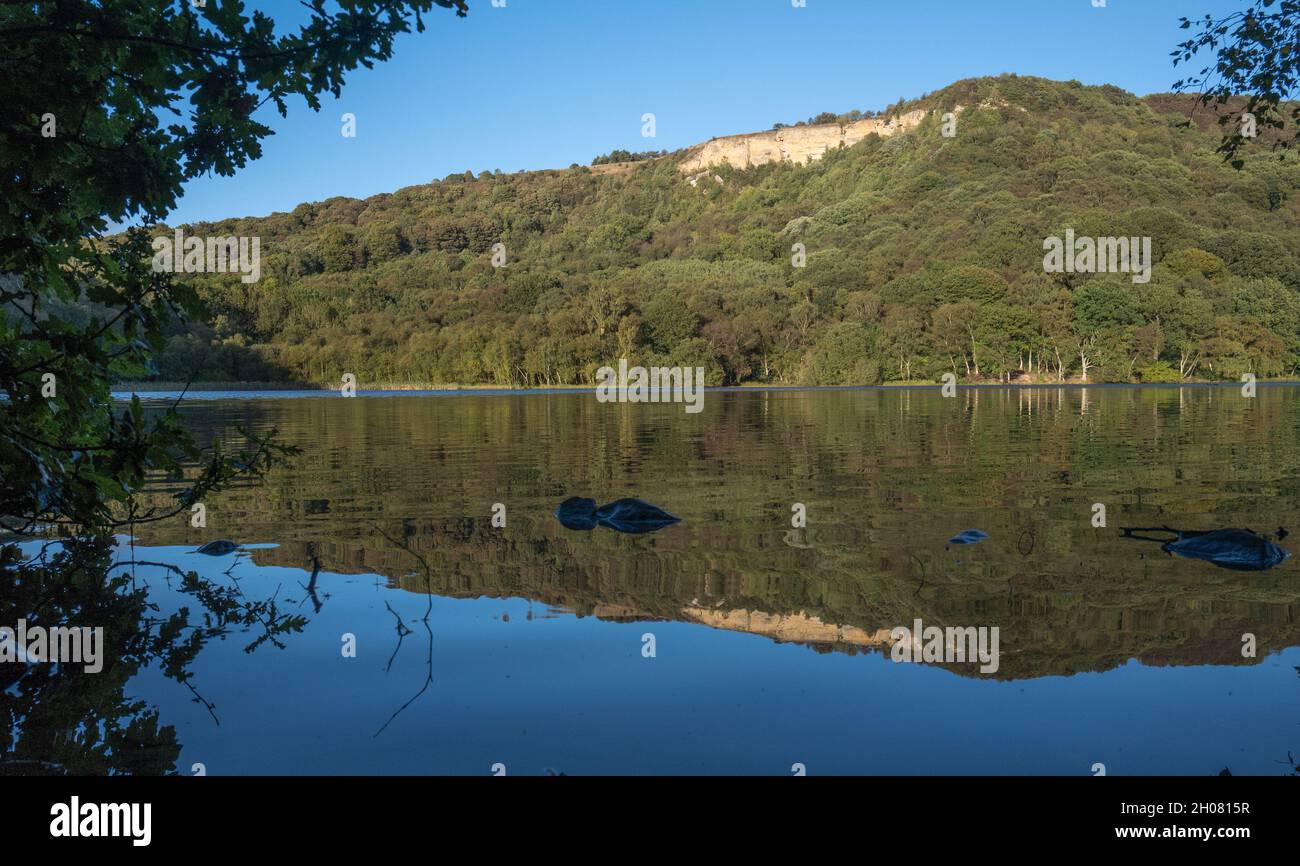 Gormire Lake, à gauche de la dernière période glaciaire, dans le nord du Yorkshire, en Angleterre, au Royaume-Uni Banque D'Images