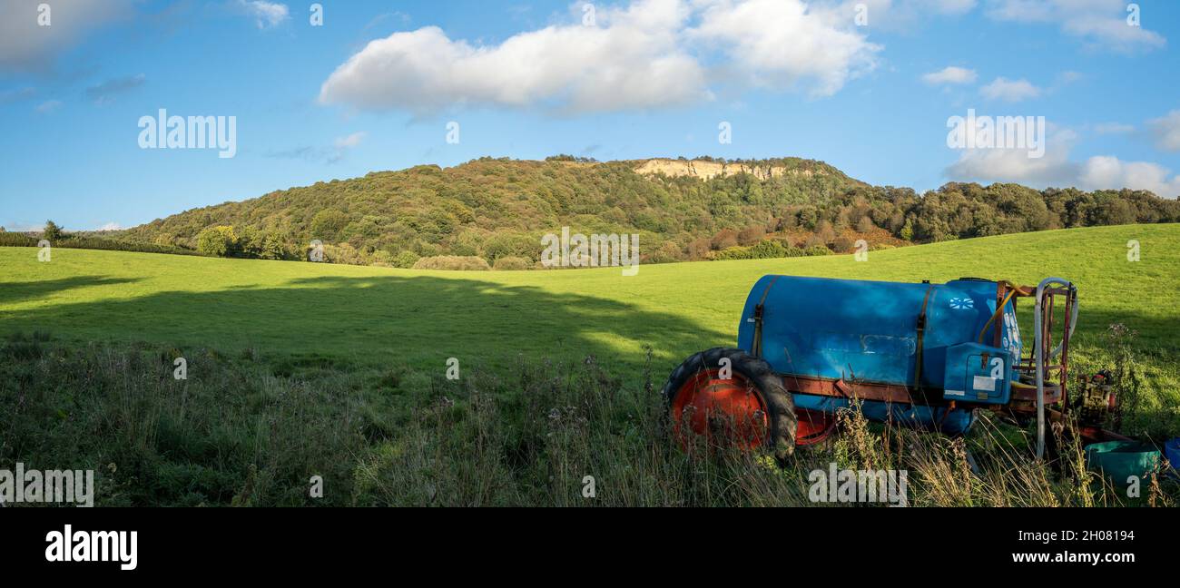 Falaise de Whitestone, collines de Hambleton avec machines agricoles, North Yorkshire, Angleterre, Royaume-Uni Banque D'Images