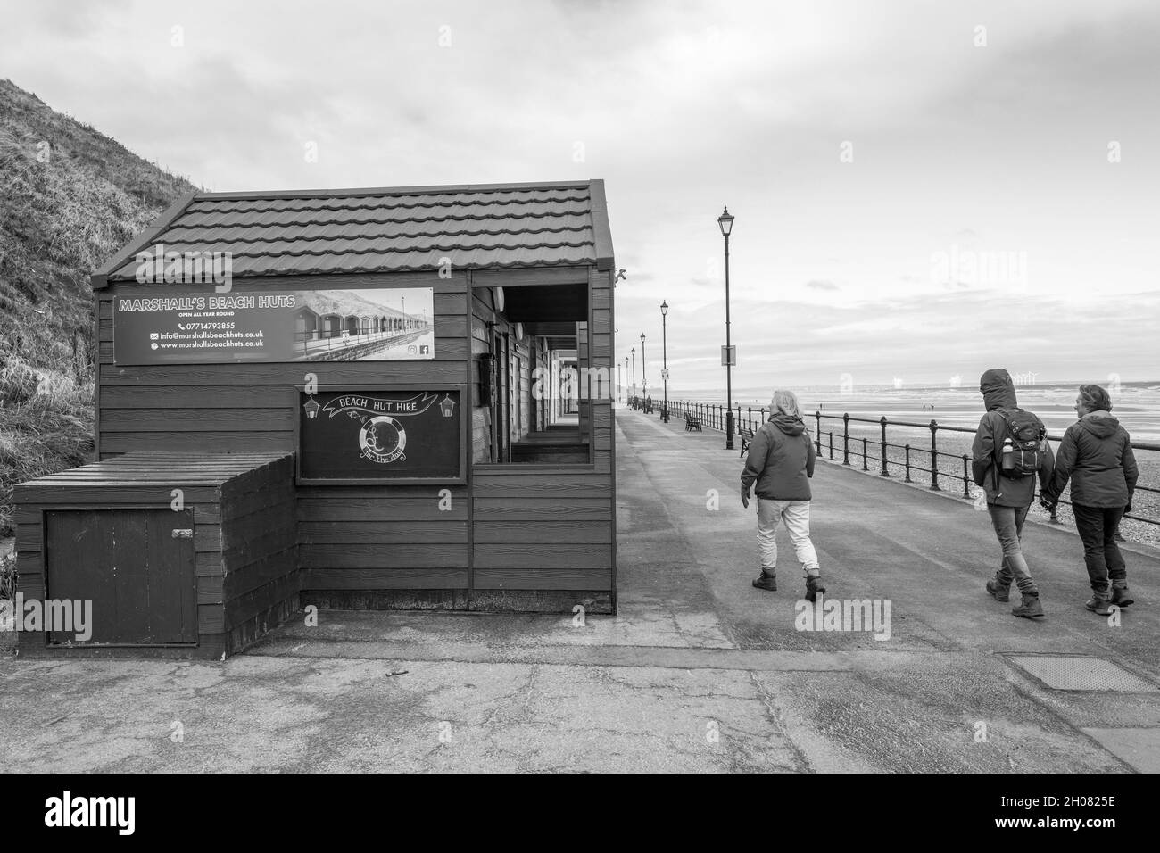 Huttes de plage colorées sur la promenade de Saltburn by the Sea. Banque D'Images