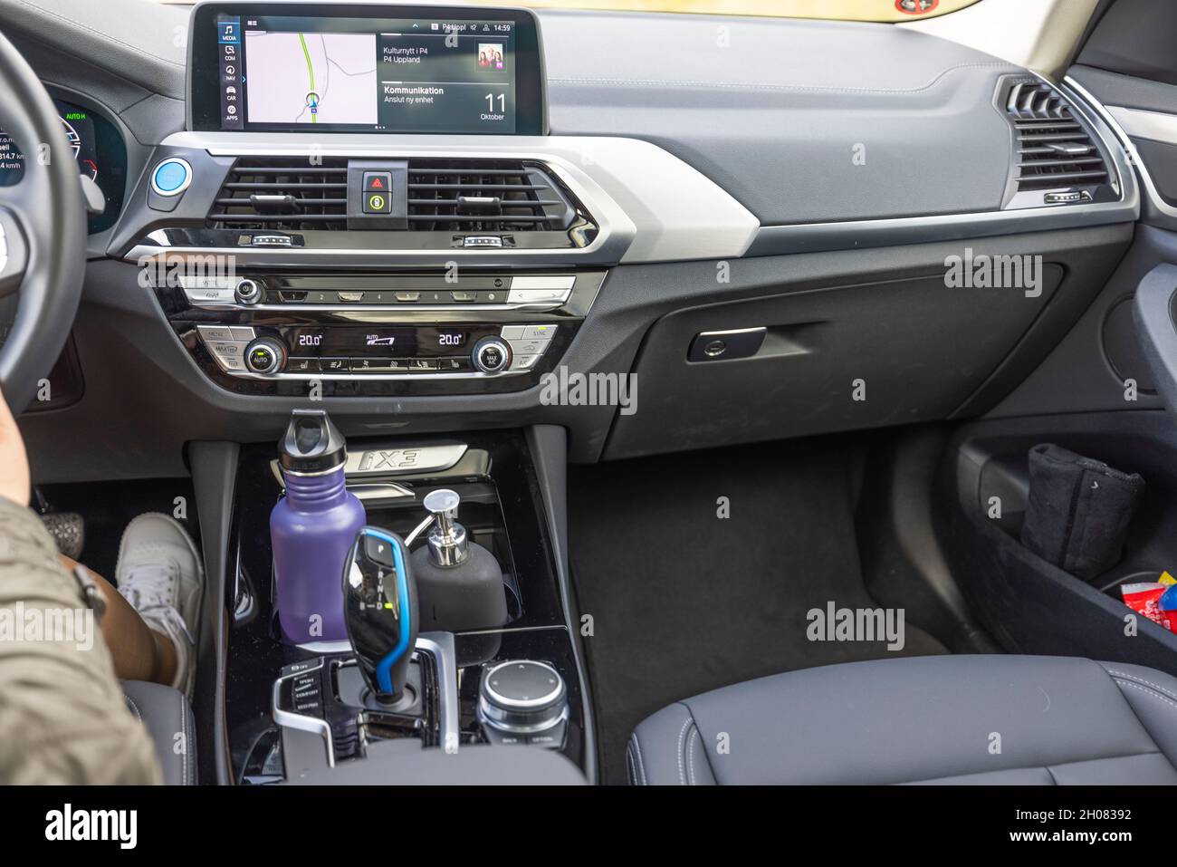 Vue rapprochée de l'intérieur du BMWiX3 avec prise femelle sur LE SIÈGE conducteur.Suède.Uppsala. Banque D'Images