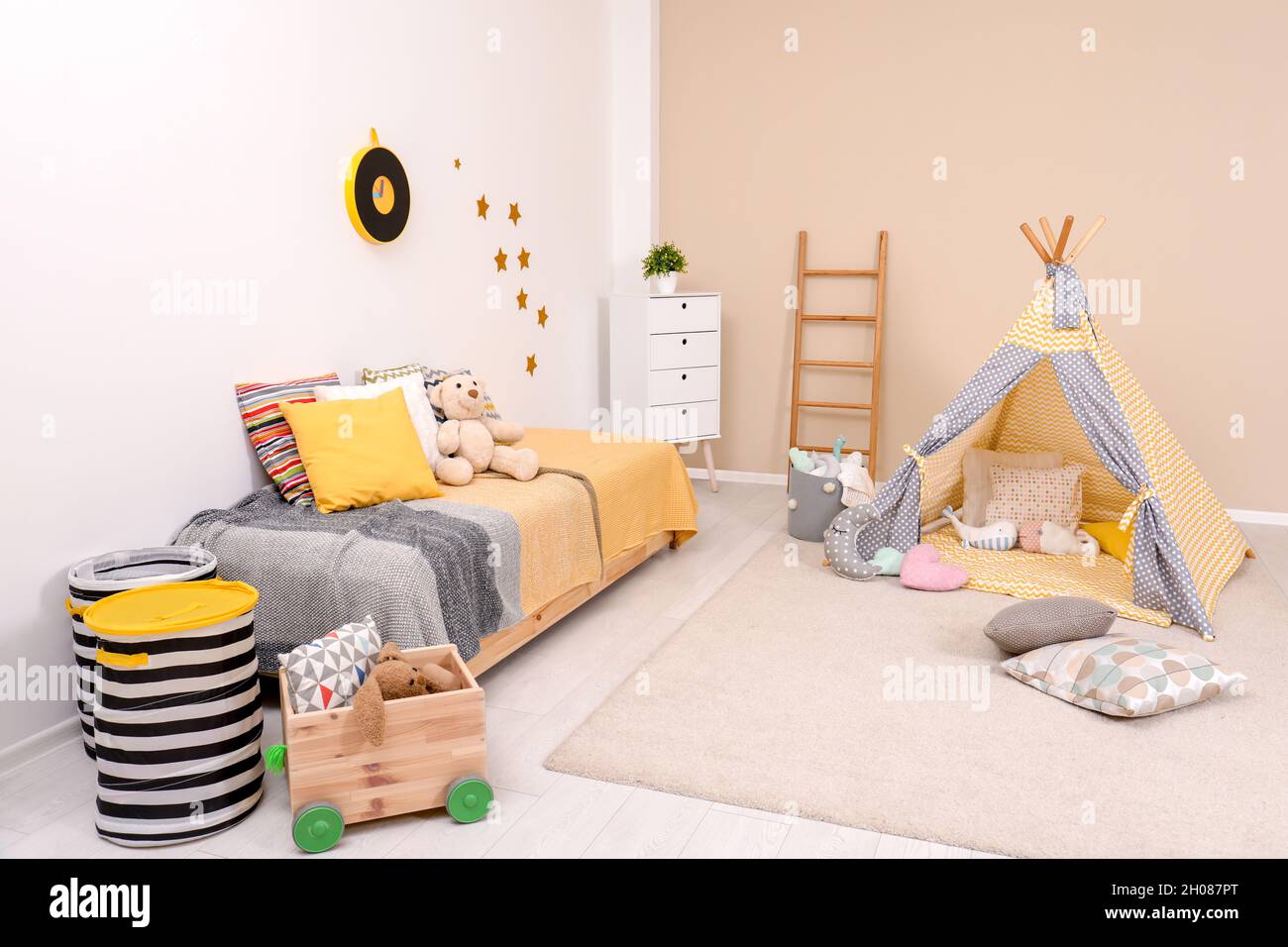 Intérieur de chambre d'enfant confortable avec lit, tente de jeux et  éléments de décoration modernes Photo Stock - Alamy