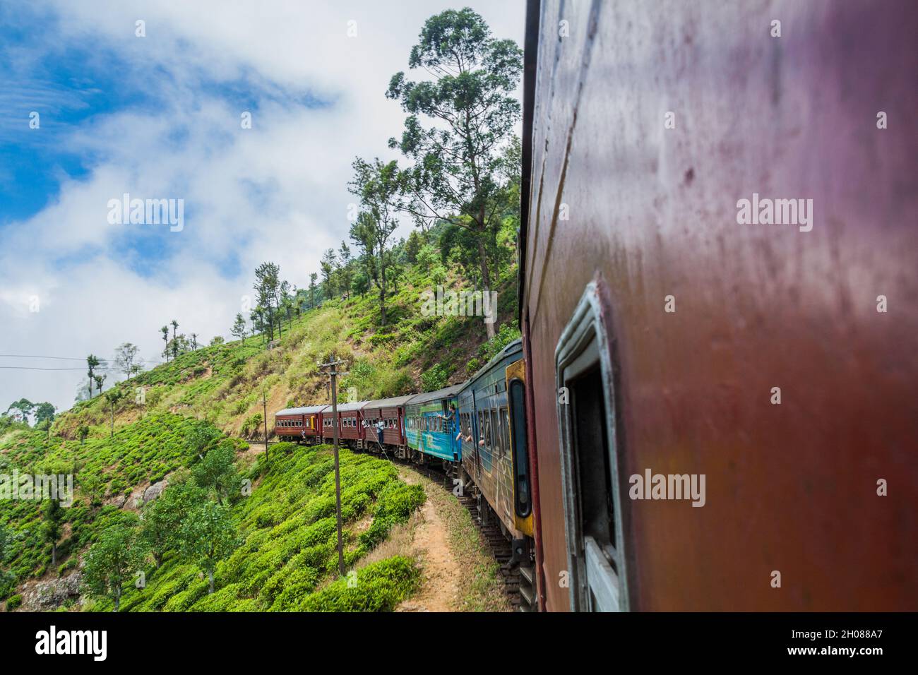 IDALGASHINNA, SRI LANKA - 16 JUILLET 2016 : promenades en train près du village d'Idalgashinna. Les gens du coin traînent à la porte. Banque D'Images