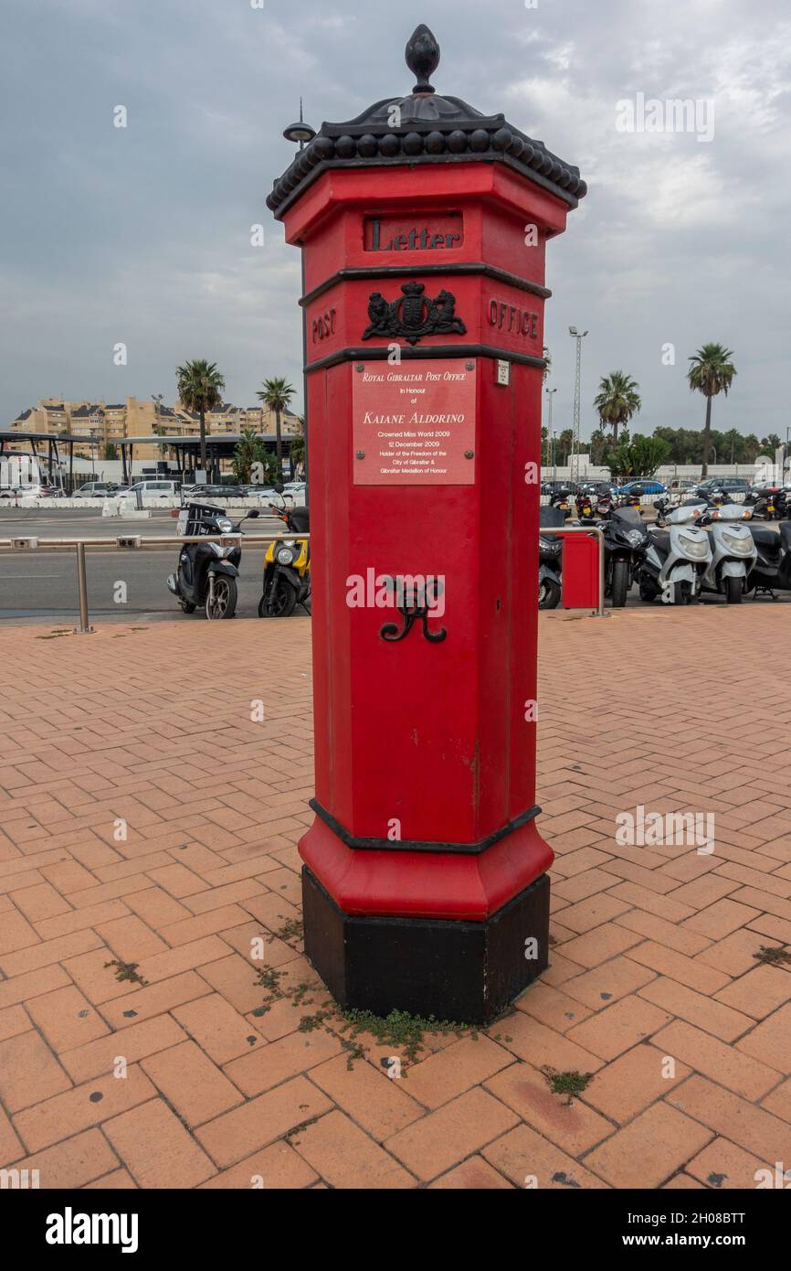 Une boîte postale rouge spéciale de la poste royale de Gibraltar, avec une plaque en l'honneur de Kaiane Aldorino, une résidente de Gibraltar, Miss monde 2009. Banque D'Images