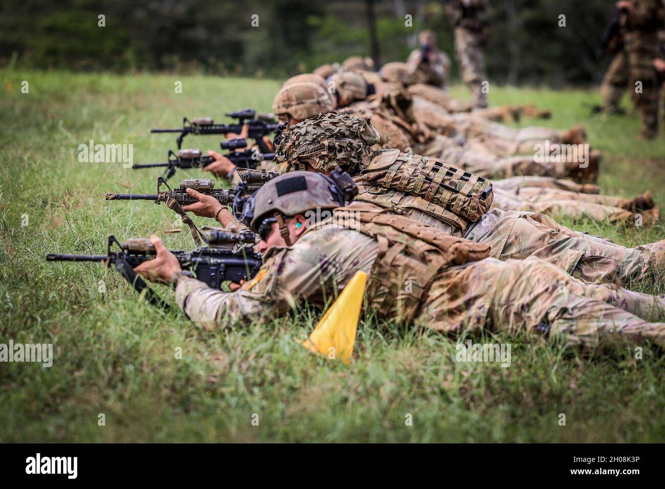 Casernes de Schofield, HI — la Lightning Academy a organisé la « meilleure compétition de squad » pour la 25e division d'infanterie lors de la semaine de la foudre tropicale le 04 octobre 2021 à la caserne de Schofield, à Hawaï.Les bataillons de la division ont désigné leur meilleure équipe de six soldats pour participer à la 25e compétition de la meilleure équipe de la division d'infanterie.La compétition comprenait 6 tâches classées, évaluées au Camp Lightning, suivies d'une marche de 10 miles et d'une séance de stress.La semaine de la foudre tropicale de cette année marque le 80e anniversaire de la division et est une semaine de compétition Banque D'Images