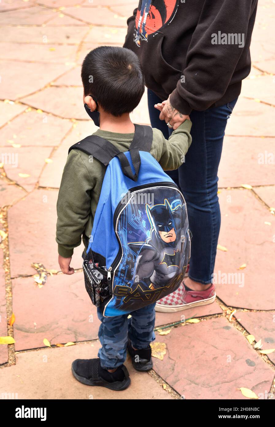 Une femme amérindienne et son jeune fils tiennent la main en attendant le début de la célébration de la Journée des peuples autochtones à Santa Fe, au Nouveau-Mexique. Banque D'Images
