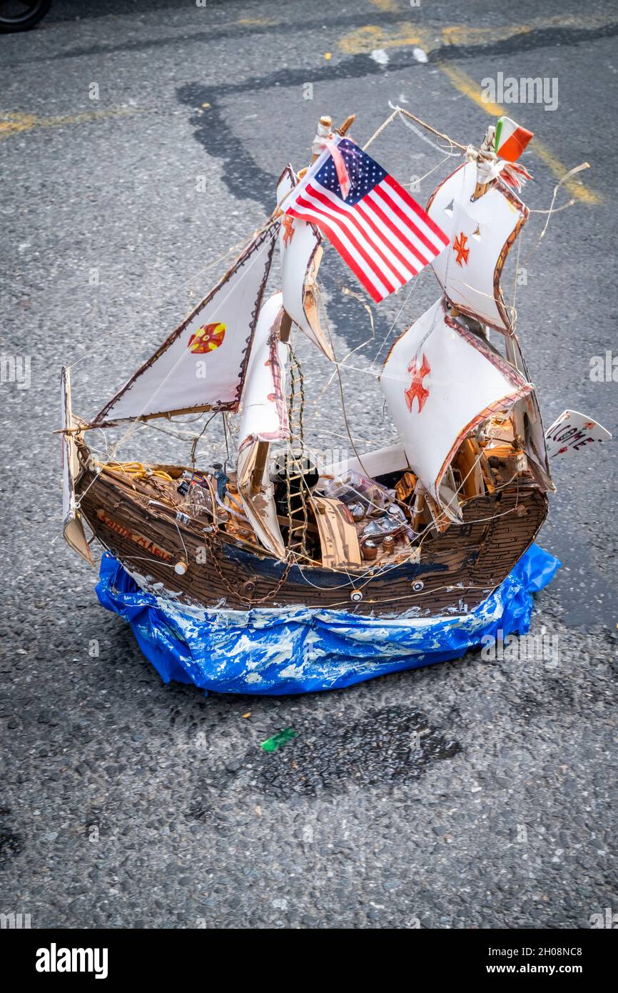New York, New York, États-Unis.11 octobre 2021.L'un des navires de Columbus, le Santa Maria, est tiré vers le haut de la Cinquième Avenue pendant la parade de la journée de Columbus.Le bateau modèle a défilé fièrement sur le parcours de la parade avec des marcheurs, des groupes, des flotteurs lors de l'événement annuel célébrant la fierté italienne.(Image de crédit : © Milo Hess/ZUMA Press Wire) Banque D'Images