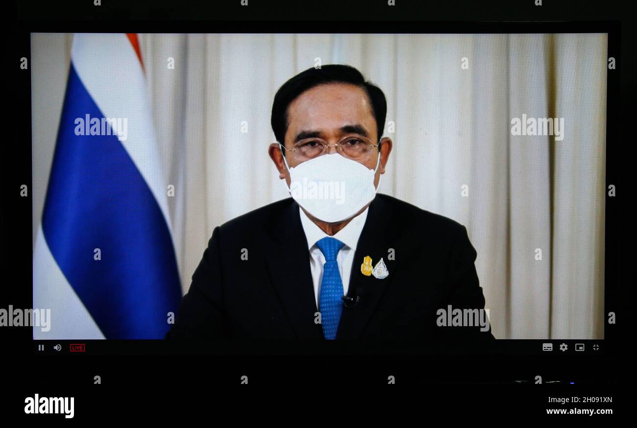 La capture de télévision montre le Premier ministre thaïlandais Prayuth Chan O-Cha faisant un discours télévisé en direct.le premier ministre a déclaré lundi que les visiteurs sont tenus de porter le document de résultat de test RT-PCR (Reverse Transcription polymérase Chain Reaction) avant d'entrer et de quitter le pays.Le gouvernement vise à permettre à davantage de pays de se rendre en Thaïlande d'ici décembre, alors que la prochaine phase devrait être le 1er janvier 2022.Pendant ce temps, la consommation d'alcool dans les restaurants et les lieux de divertissement qui rouvrent seront considérés pour approbation le 1er décembre.(Photo de Chaiwat Subprasom/SO Banque D'Images