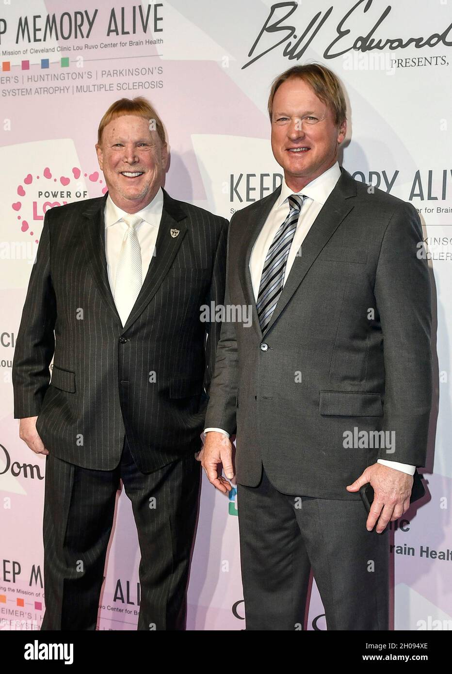 **PHOTO DE FICHIER** Jon Gruen signe comme entraîneur de tête de Raiders après 2011 E-mail à ESPN.Las Vegas NV - 07 mars : Mark Davis et Jon Gruden photographiés comme Keep Memory Alive rend hommage à Neil Diamond lors du 24e gala annuel de la puissance de l'amour au hall de l'arène MGM Grand Garden à Las Vegas, Nevada, le 07 mars 2020.Crédit : Damoires carter/MediaPunch Banque D'Images