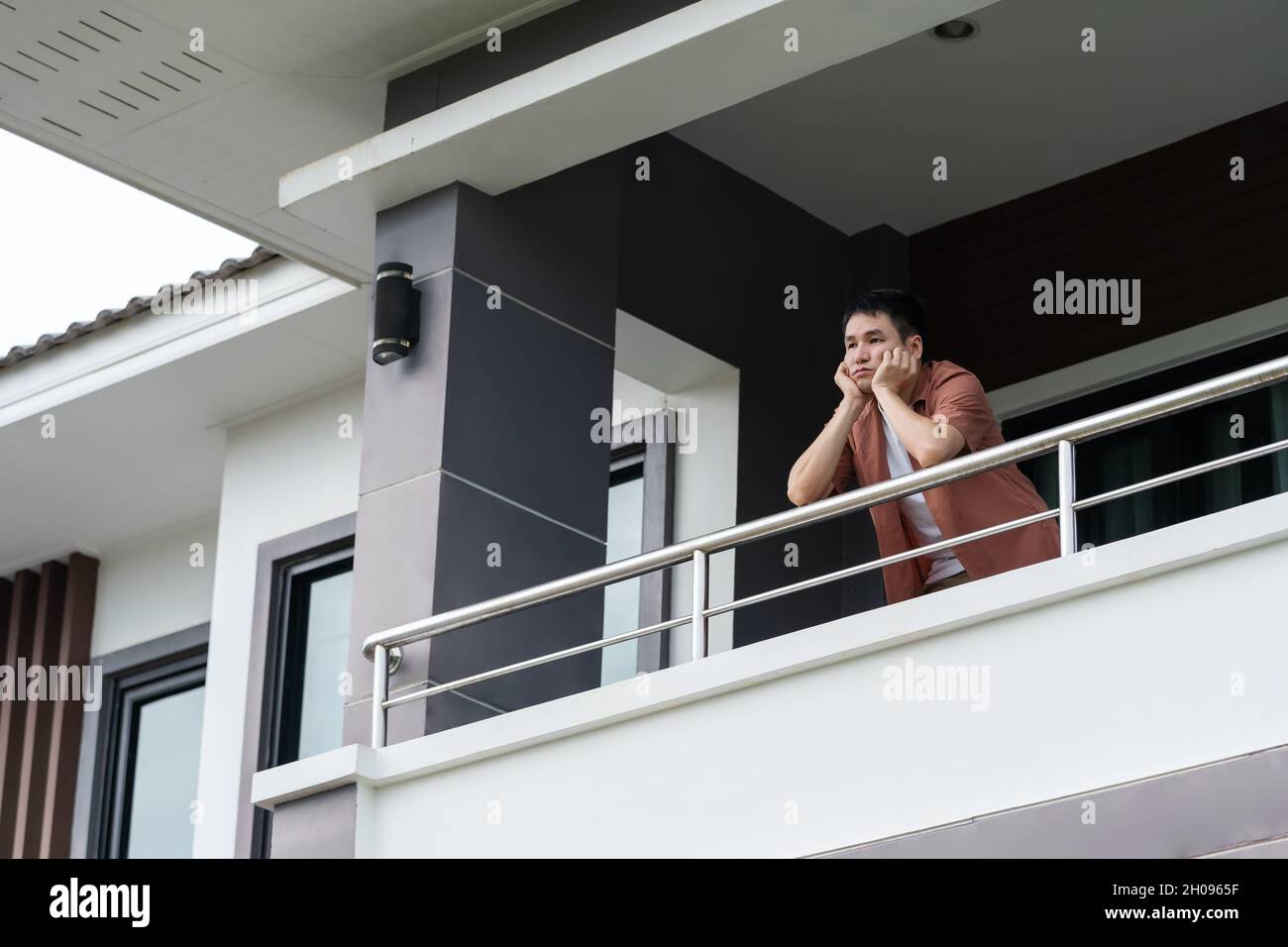 homme solitaire quarantaine dans le balcon de sa maison, coronavirus pandémie concept Banque D'Images