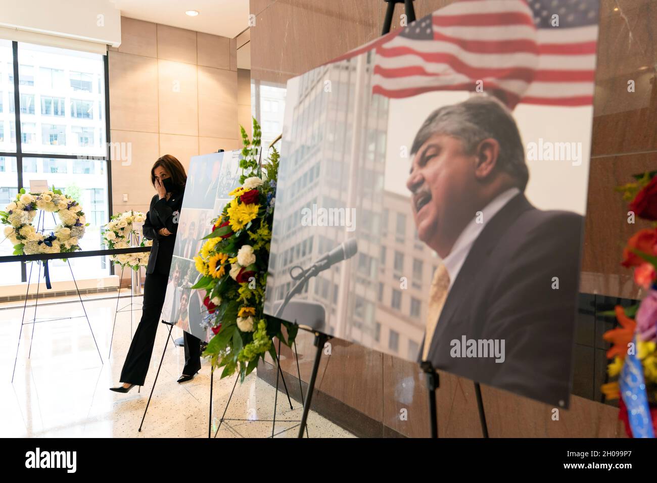 Le vice-président Kamala Harris arrive à rendre hommage au président récemment décédé de l'AFL-CIO Richard Trumka le samedi 14 août 2021, au siège de l'AFL-CIO à Washington, D.C. (photo officielle de la Maison Blanche par Lawrence Jackson) Banque D'Images