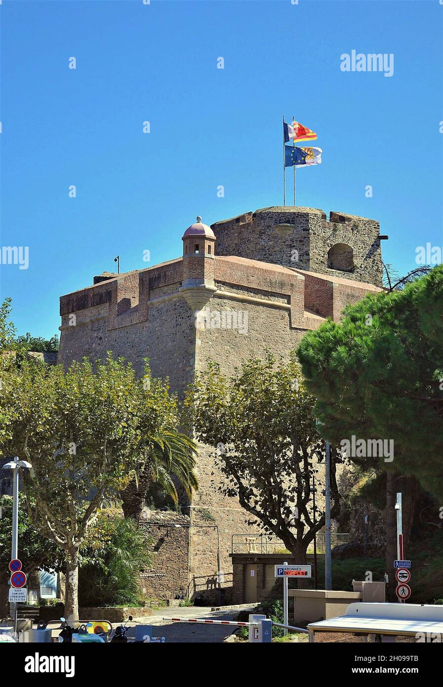Le château royal de Collioure est situé dans les Pyrénées orientales, dans la région occitanie Banque D'Images