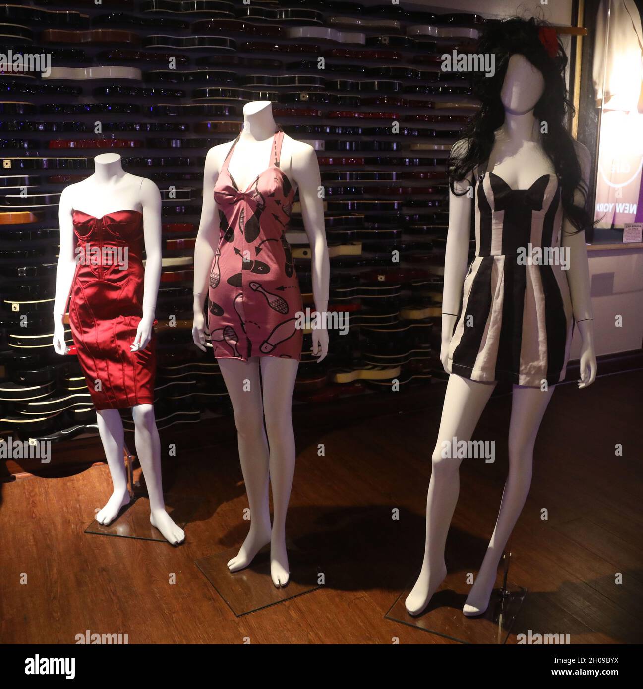 New York, New York, États-Unis.11 octobre 2021.(G-D) Karen Millen robe  rouge en satin écarlate sans bretelles portée par Amy Winehouse à l'annonce  de la liste de sélection pour les Brit Awards 2004