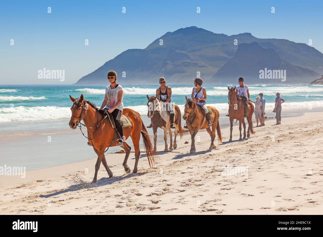 Un groupe de cavaliers non identifiés sur long Beach, dans la péninsule du Cap, en Afrique du Sud. Banque D'Images
