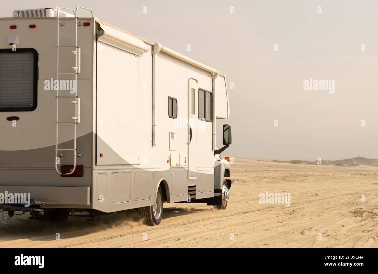 Classe C Camping camping-car camping-car sur une plage.Autocar rapide sur un sable.Pismo Beach, Californie, États-Unis. Banque D'Images