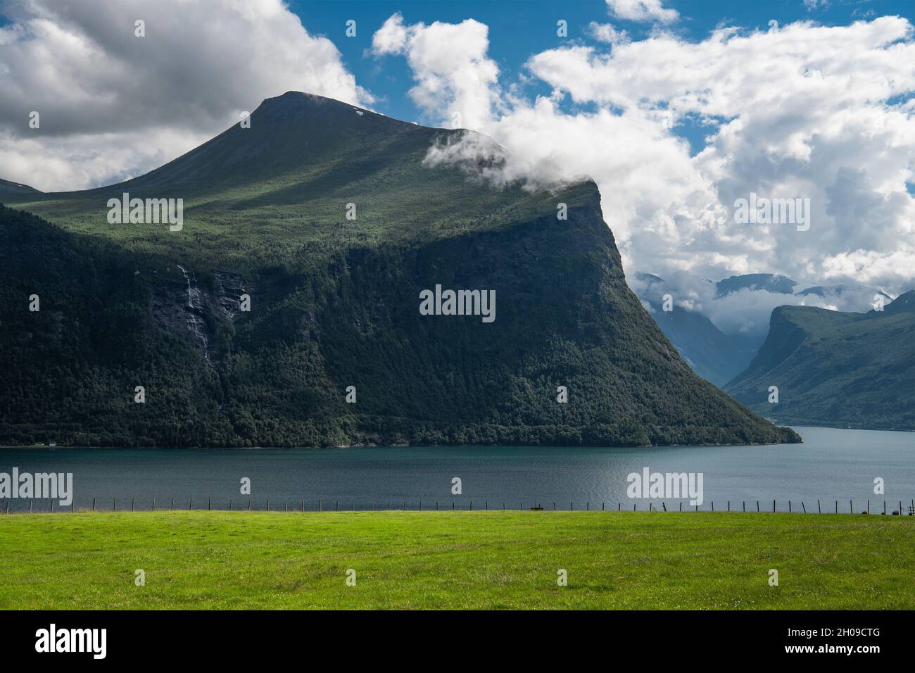 Fjord Romsdal situé dans le district de Romsdal du comté de Møre og Romsdal, en Norvège.Paysage pittoresque norvégien. Banque D'Images