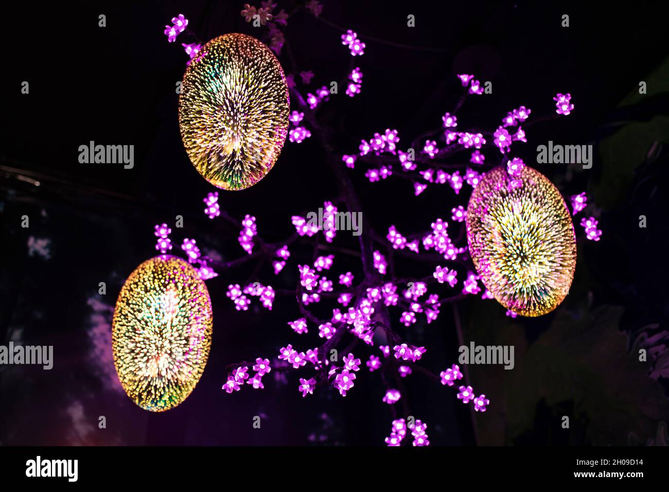 éclairage intérieur - lampes jaunes avec petites lumières roses Banque D'Images
