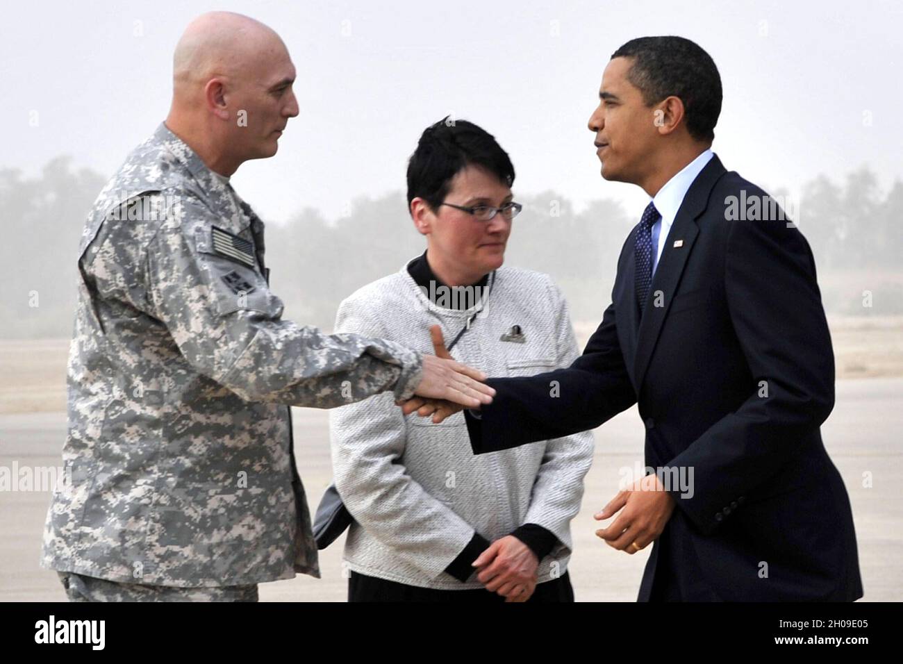 Bagdad, Irak - 7 avril 2009 -- United States le Général Ray Odierno, commandant général des forces multinationales de l'Iraq, et l'Ambassadeur des États-Unis Patricia Butenis salue le président des États-Unis, Barack Obama, sur la piste Le mardi, 7 avril 2009. Peu après son arrivée, le président s'est adressé à une foule de près de 1 500 membres, le service, le gouvernement et les entrepreneurs civils, au palais Al Faw, camp Victory, l'Iraq. Au cours de son discours, le président a félicité les membres du service pour leur accent et leur dévouement et leur a promis son soutien. La visite marque le premier voyage du président à l'Iraq depuis son entrée en fonction..Credit : Aman Banque D'Images