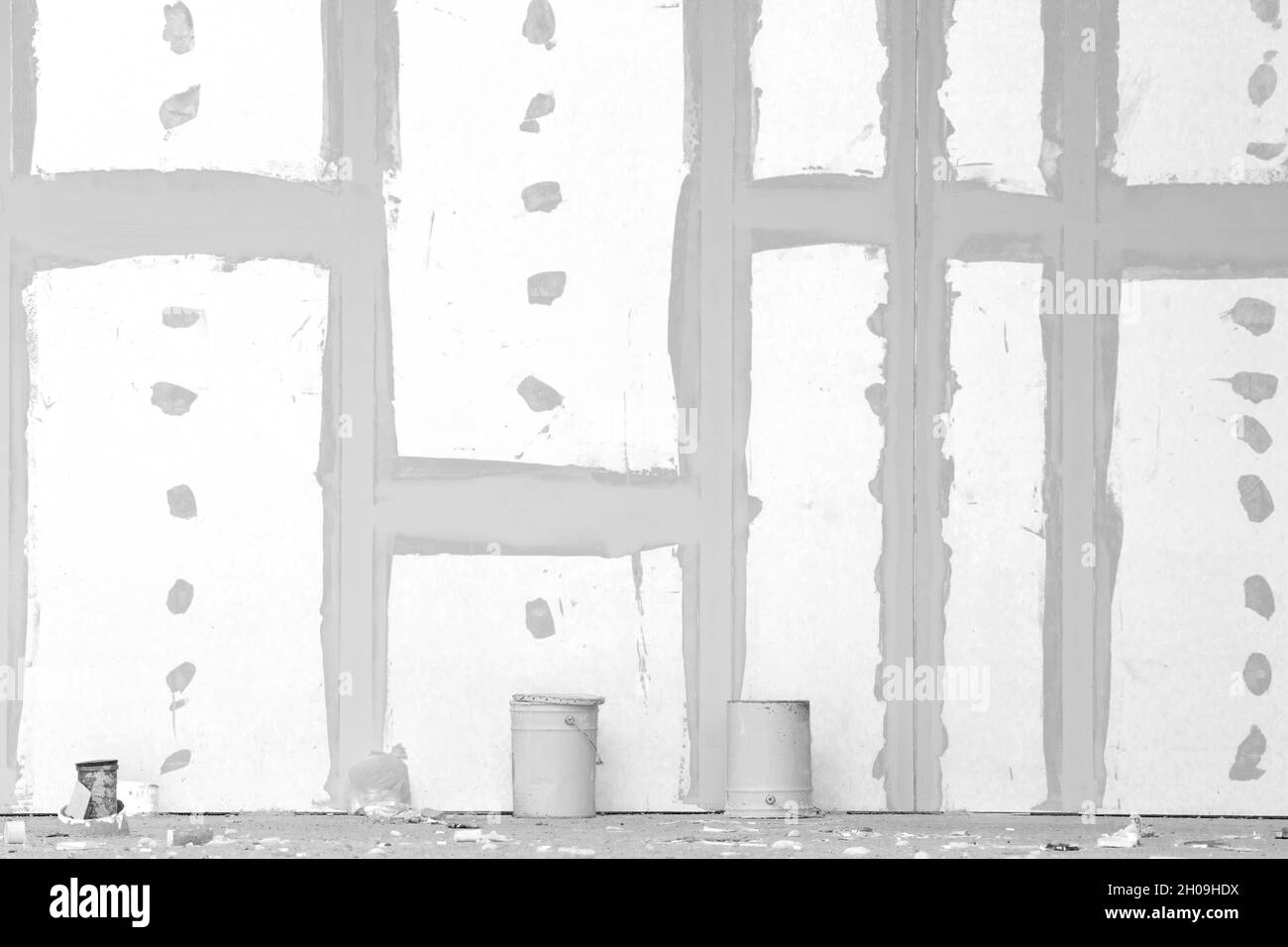 Vue avant du mur en gypse avec joints sur le chantier.Image en noir et blanc - image Banque D'Images