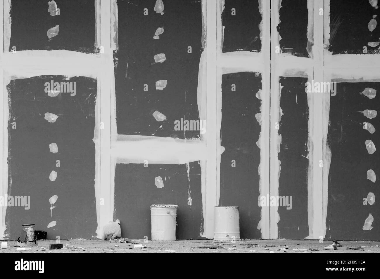 Vue avant du mur en gypse avec joints sur le chantier.Image en noir et blanc - image Banque D'Images