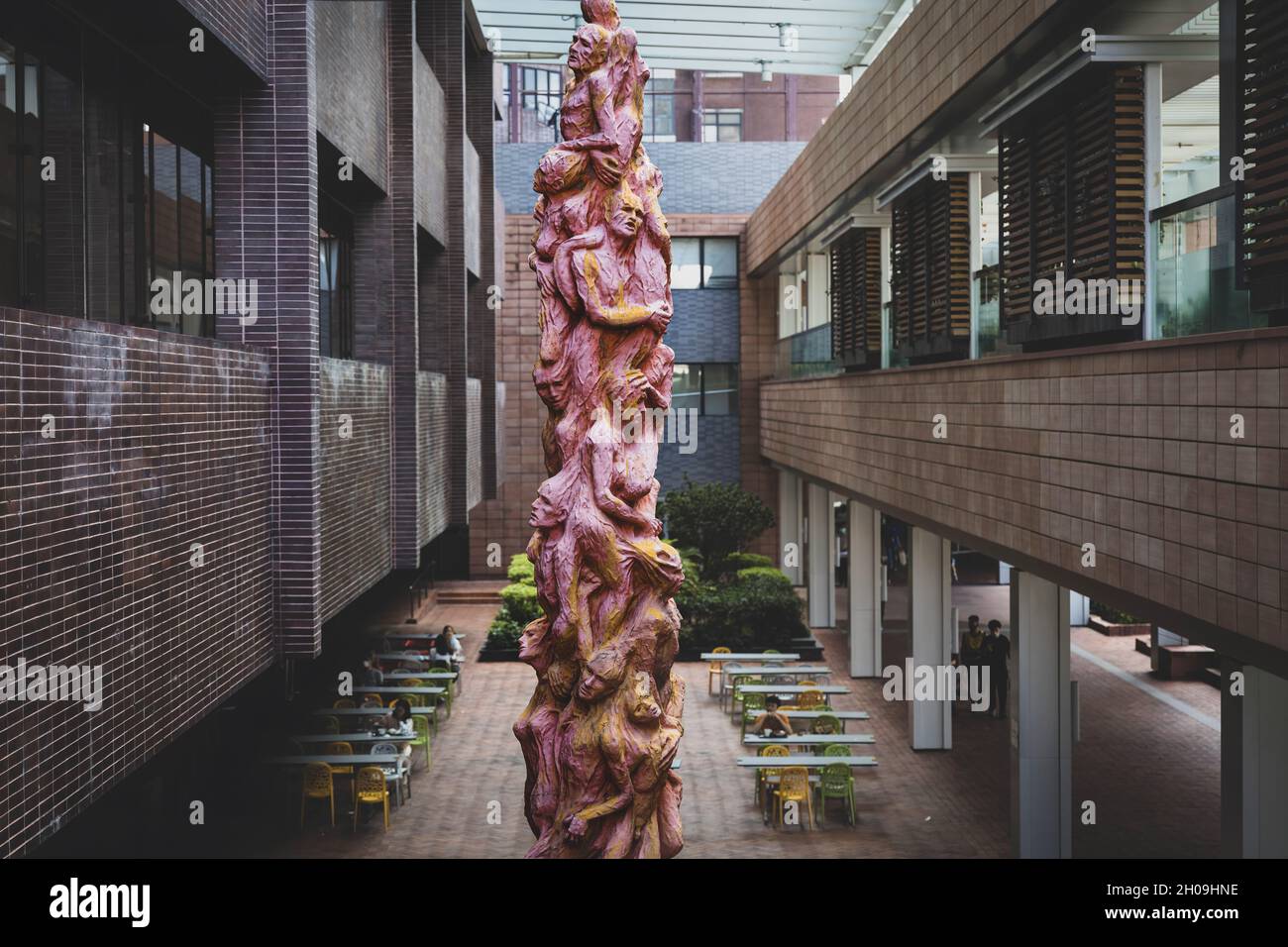 Hong Kong, Chine.11 octobre 2021.Le "pilier de la honte", une œuvre de l'artiste danois Jens Galschiøt, est un hommage aux victimes du massacre de Tiananmen qui s'est produit le 4 juin 1989 à Beijing, en Chine.Bien que la sculpture soit présente sur le campus depuis 1997, l'Université de Hong Kong (HKU) a exigé qu'elle soit enlevée avant le 14 octobre 2021.Crédit : SOPA Images Limited/Alamy Live News Banque D'Images