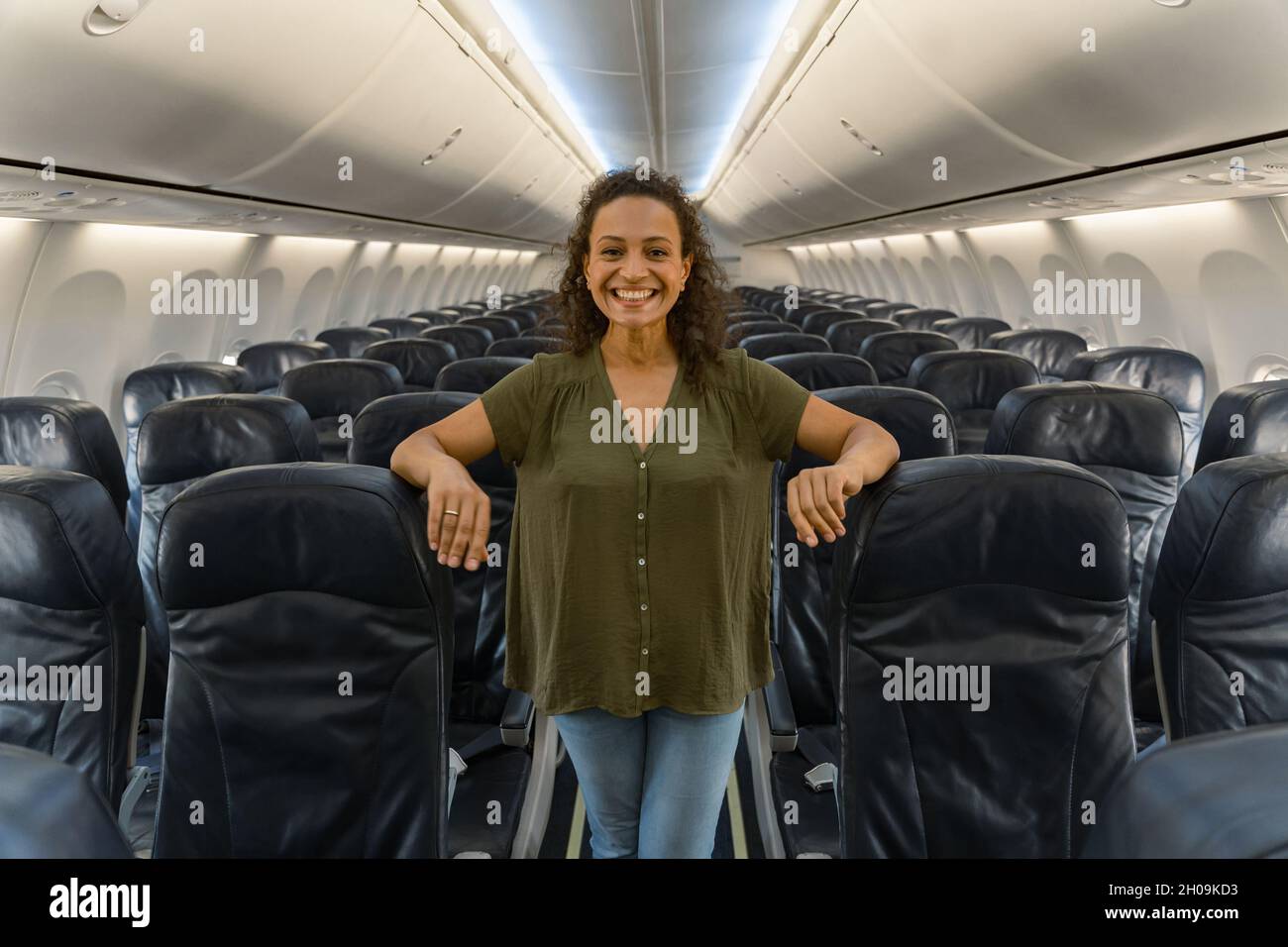 Bonne femme voyageant en avion Banque D'Images